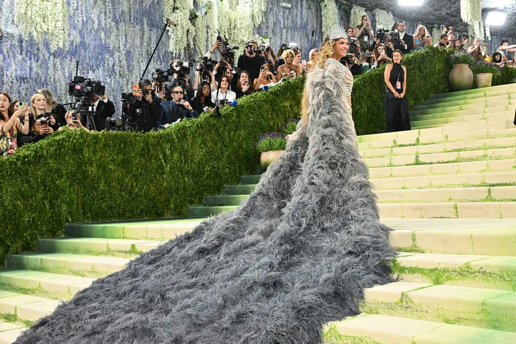 Beyonc&eacute; h&oacute;a th&acirc;n th&agrave;nh bộ xương lấp l&aacute;nh tr&ecirc;n thảm đỏ Met Gala 2026 - Ảnh 1.