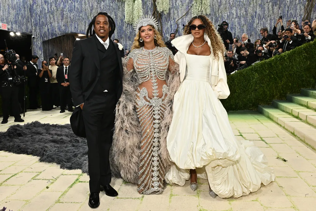 Beyonc&eacute; h&oacute;a th&acirc;n th&agrave;nh bộ xương lấp l&aacute;nh tr&ecirc;n thảm đỏ Met Gala 2026 - Ảnh 2.