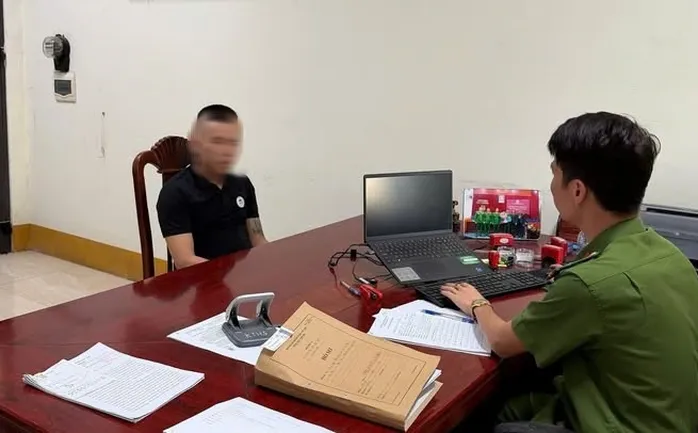 Người đ&agrave;n &ocirc;ng h&agrave;nh hung t&agrave;i xế giao h&agrave;ng trong trường mầm non ở Bắc Ninh- Ảnh 1.