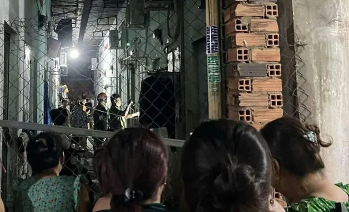 Người đ&agrave;n &ocirc;ng đ&acirc;m người phụ nữ rồi cố thủ trong ph&ograve;ng trọ ở TP Hồ Ch&iacute; Minh- Ảnh 1.