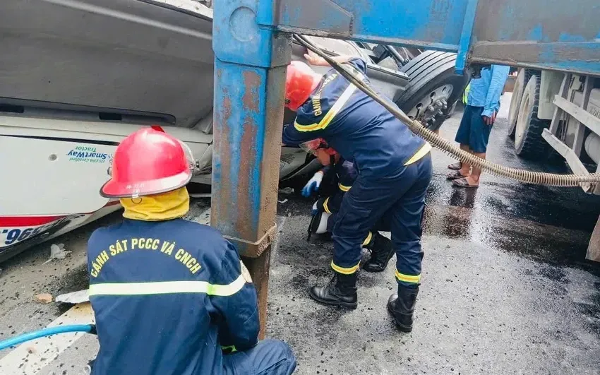 Xe tải đầu kéo bị lật khi lưu thông trên cao tốc
