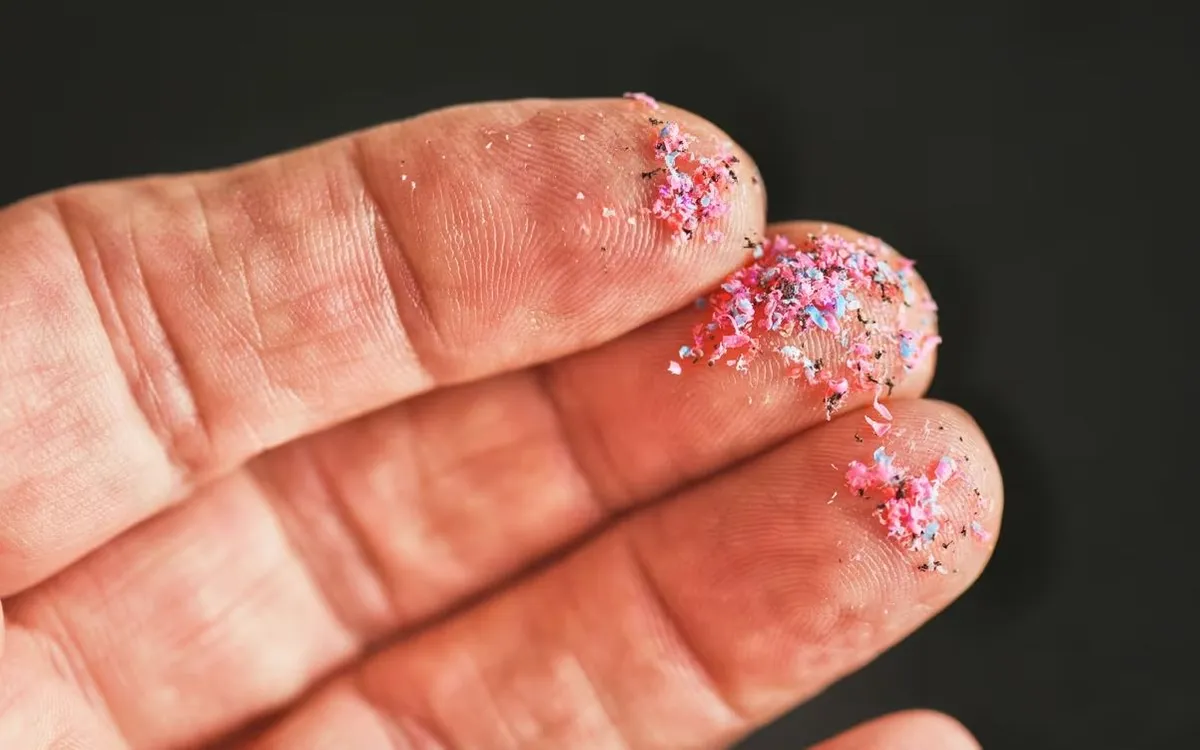 Các mảnh nhựa siêu nhỏ có thể bay vào khí quyển và góp phần làm Trái đất nóng lên. (Ảnh: Getty Images)
