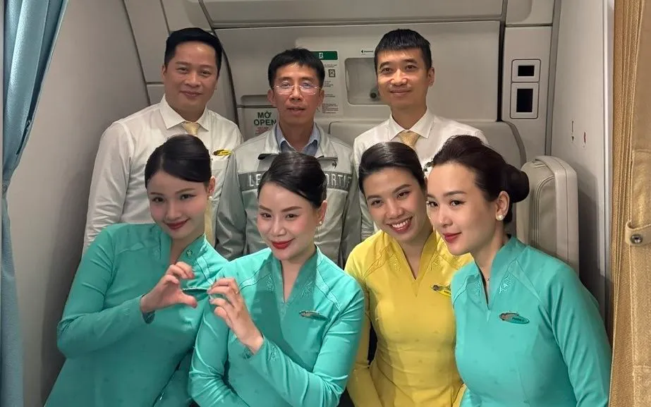 GS.TS.BS Mai Duy Tôn cùng phi hành đoàn. Ảnh: BVCC