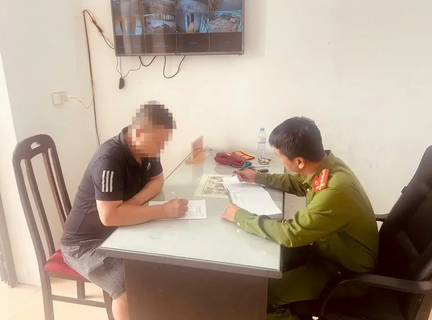 Sau m&acirc;u thuẫn của con với bạn, nam phụ huynh t&igrave;m đến tận nh&agrave; h&agrave;nh hung người phụ nữ- Ảnh 1.