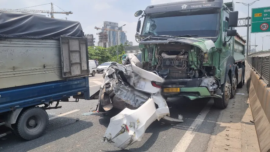 C&ocirc;ng an H&agrave; Nội th&ocirc;ng tin vụ tai nạn li&ecirc;n ho&agrave;n tr&ecirc;n V&agrave;nh đai 3 tr&ecirc;n cao- Ảnh 3.