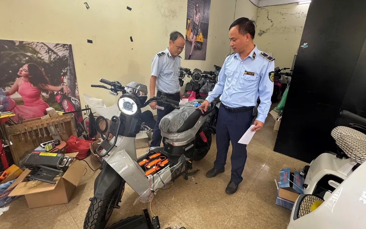 Lực lượng chức năng kiểm tra cơ sở kinh doanh xe điện Tuấn Linh