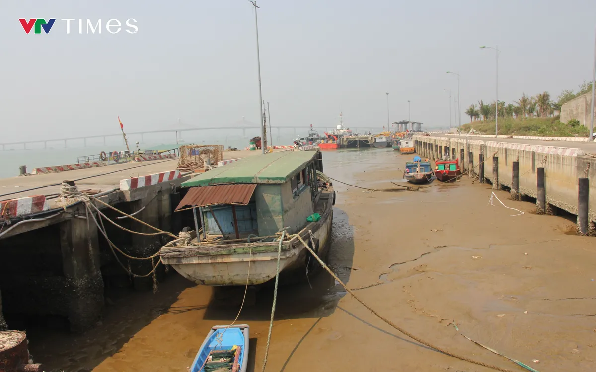 Cảng cá Cửa Hội nằm ở gần cửa biển hạ du sông Lam, Nghệ An. Ảnh Ngọc Quân.