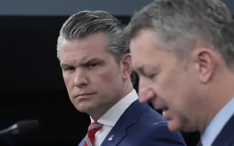 Bộ trưởng Chiến tranh Mỹ Pete Hegseth và Chủ tịch Hội đồng Tham mưu trưởng Liên quân Mỹ Dan Caine phát biểu tại Lầu Năm Góc ngày 5/5/2026. (Ảnh: AP)