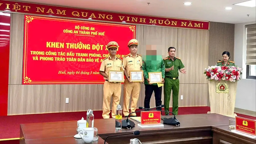 Khen thưởng t&agrave;i xế xe &ocirc;m c&ocirc;ng nghệ c&ugrave;ng 2 CSGT t&oacute;m gọn t&ecirc;n trộm ở Huế- Ảnh 1.