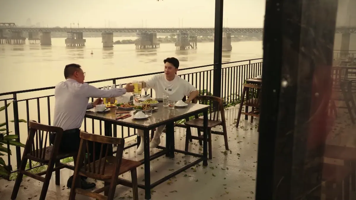 Bước chân vào đời - Tập 32: Dũng ăn mừng dù biết Trang 'gánh còng lưng' - Ảnh 1.