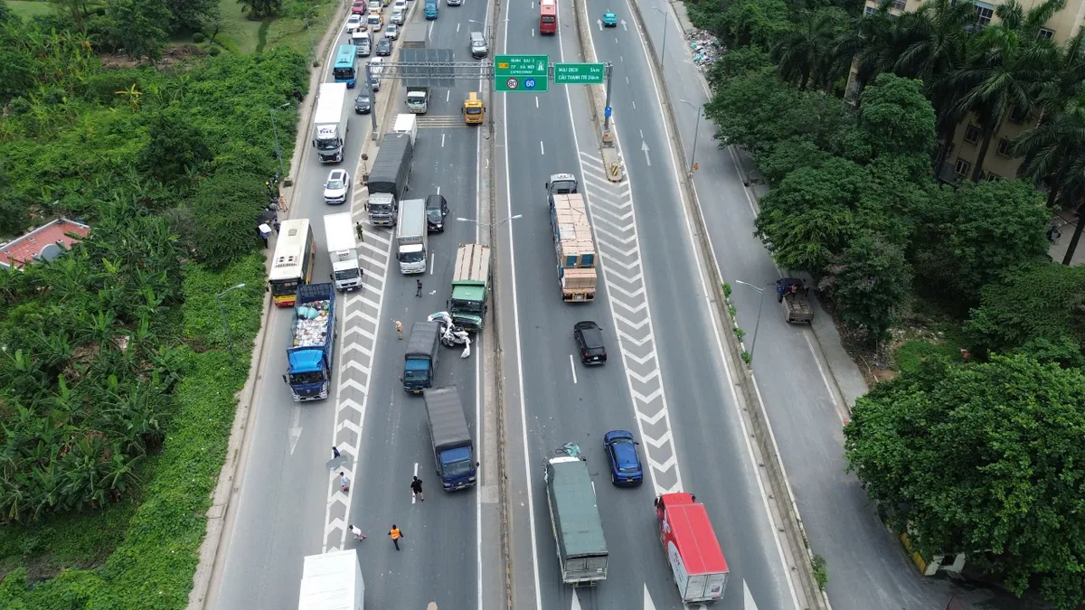 C&ocirc;ng an H&agrave; Nội th&ocirc;ng tin vụ tai nạn li&ecirc;n ho&agrave;n tr&ecirc;n V&agrave;nh đai 3 tr&ecirc;n cao- Ảnh 5.
