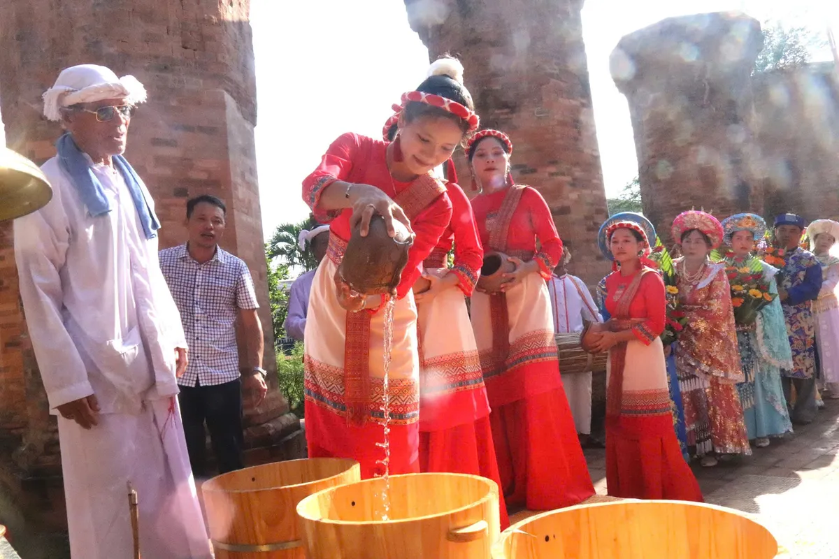 Kh&aacute;nh H&ograve;a: Linh thi&ecirc;ng Lễ rước nước tại Lễ hội Th&aacute;p B&agrave; P&ocirc; Nagar Nha Trang 2026- Ảnh 2.