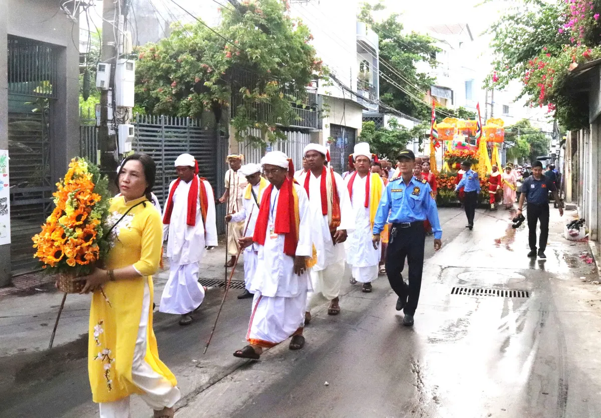 Kh&aacute;nh H&ograve;a: Linh thi&ecirc;ng Lễ rước nước tại Lễ hội Th&aacute;p B&agrave; P&ocirc; Nagar Nha Trang 2026- Ảnh 1.