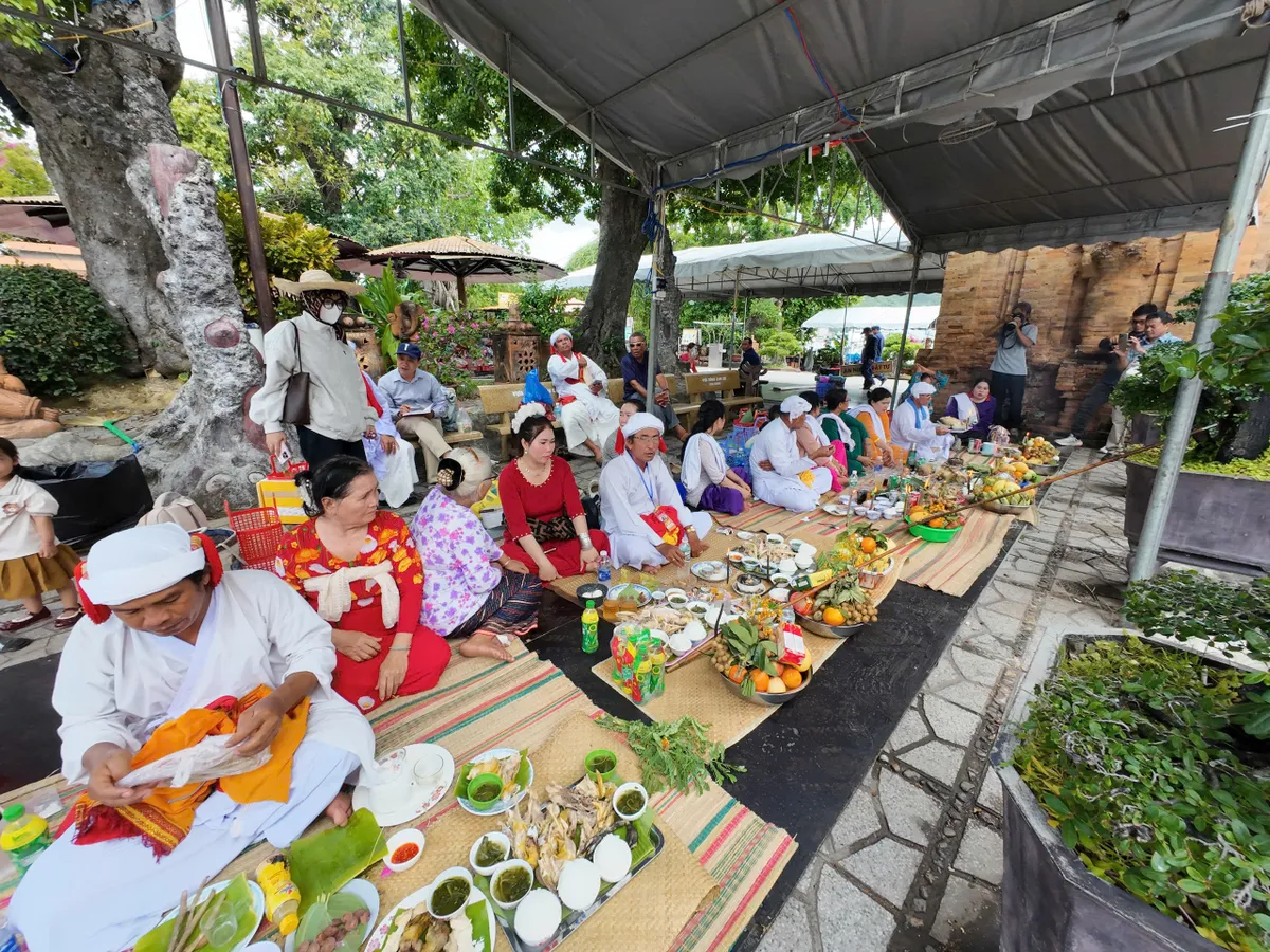 Lễ hội Th&aacute;p B&agrave; P&ocirc; Nagar thu h&uacute;t đ&ocirc;ng đảo người d&acirc;n hướng về Mẹ xứ sở- Ảnh 1.