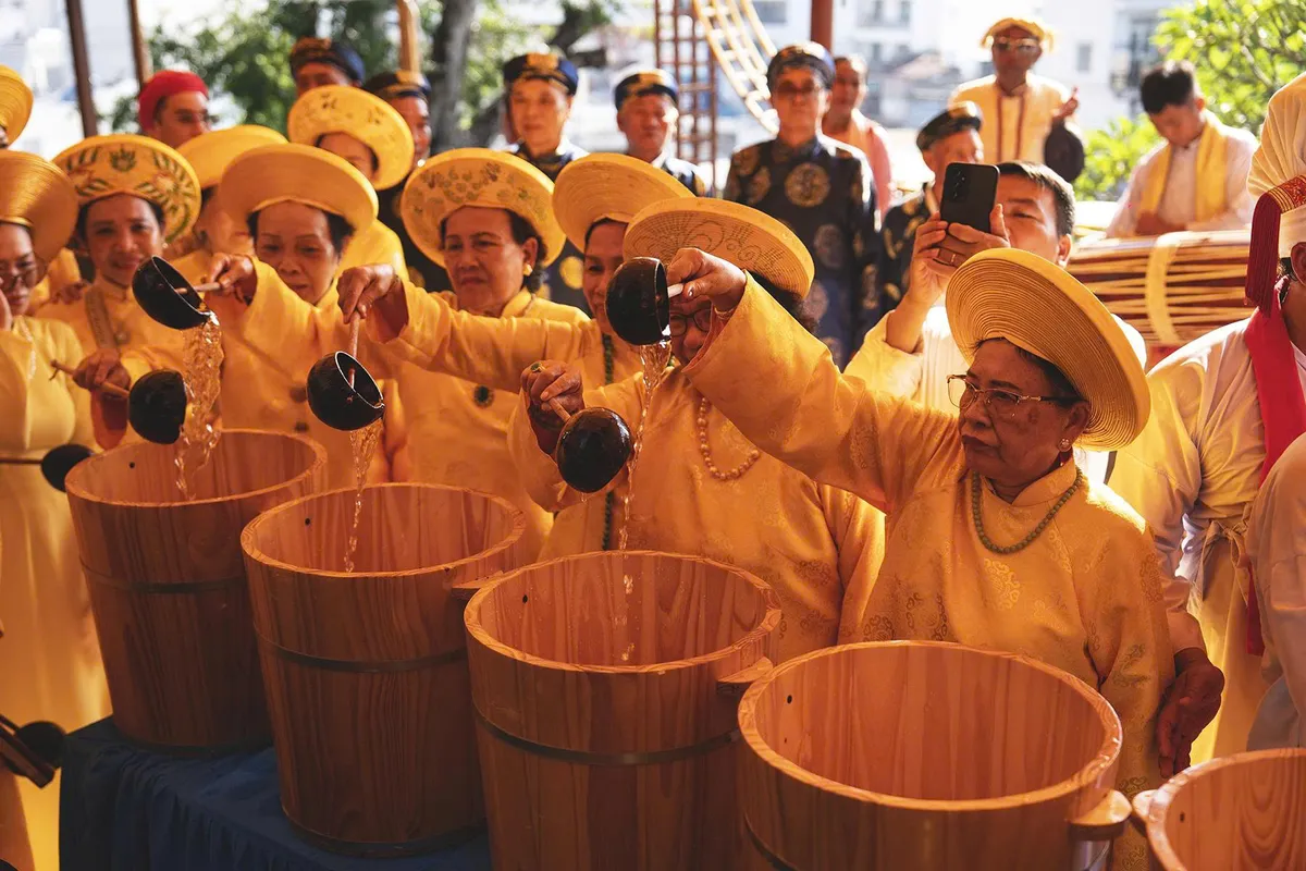 Đặc sắc lễ rước nước cầu mưa thuận, gi&oacute; h&ograve;a tại Lễ hội Th&aacute;p B&agrave; P&ocirc; Nagar- Ảnh 6.