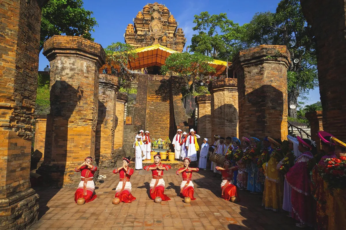 Đặc sắc lễ rước nước cầu mưa thuận, gi&oacute; h&ograve;a tại Lễ hội Th&aacute;p B&agrave; P&ocirc; Nagar- Ảnh 7.