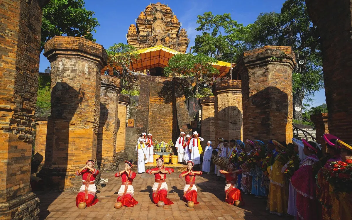 Lễ hội Tháp Bà Pô Nagar thu hút đông đảo người dân hướng về Mẹ xứ sở.