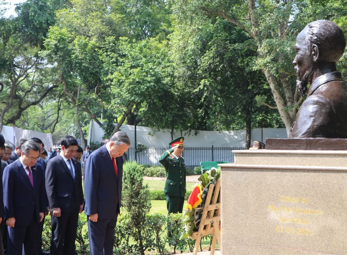 Tổng B&iacute; thư, Chủ tịch nước T&ocirc; L&acirc;m đặt v&ograve;ng hoa tưởng niệm Mahatma Gandhi v&agrave; Chủ tịch Hồ Ch&iacute; Minh tại New Delhi- Ảnh 2.