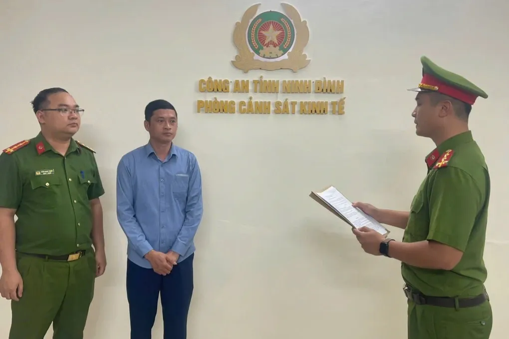 Khởi tố nguy&ecirc;n c&aacute;n bộ x&atilde; lừa chiếm đoạt tiền hỗ trợ thi&ecirc;n tai của người d&acirc;n- Ảnh 1.
