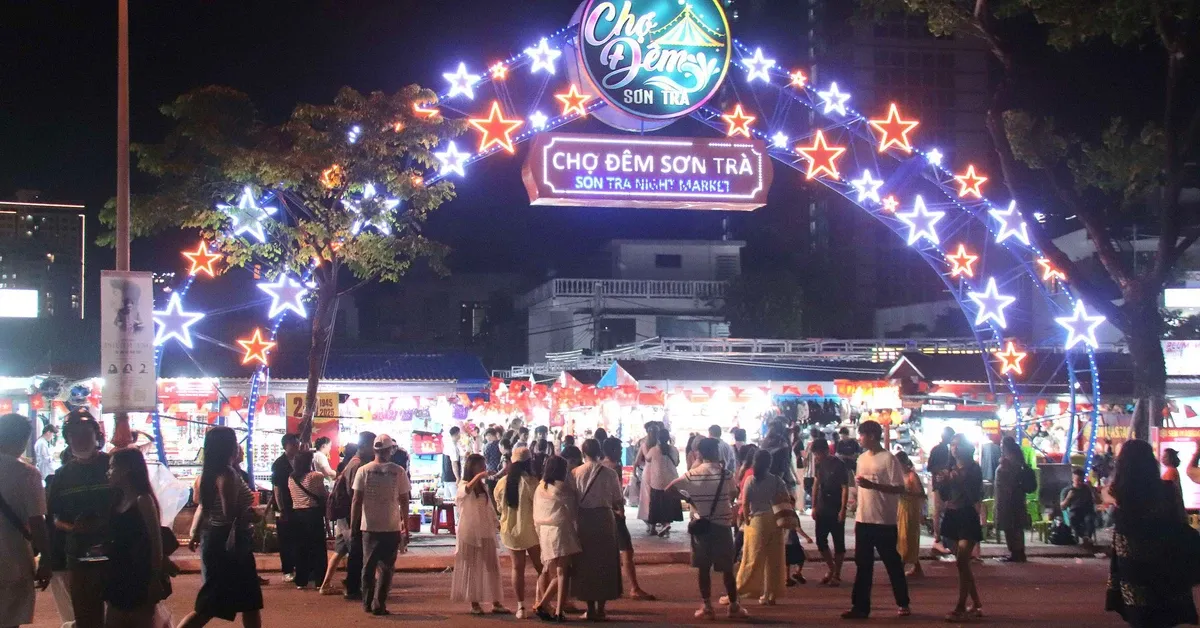 Chợ đ&ecirc;m Sơn Tr&agrave; h&uacute;t h&agrave;ng ngh&igrave;n du kh&aacute;ch mỗi tối, th&agrave;nh điểm hẹn s&ocirc;i động b&ecirc;n s&ocirc;ng H&agrave;n- Ảnh 1.
