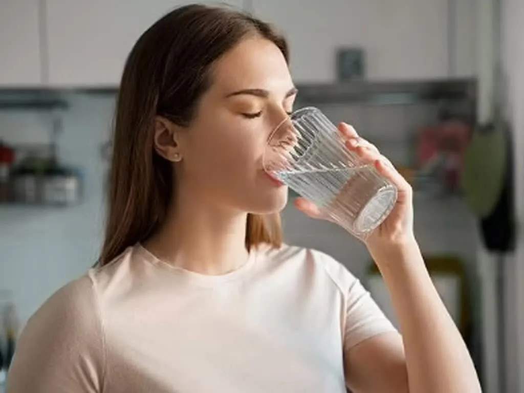 Uống &iacute;t nước, thận &ldquo;gồng m&igrave;nh&rdquo; mỗi ng&agrave;y- Ảnh 1.