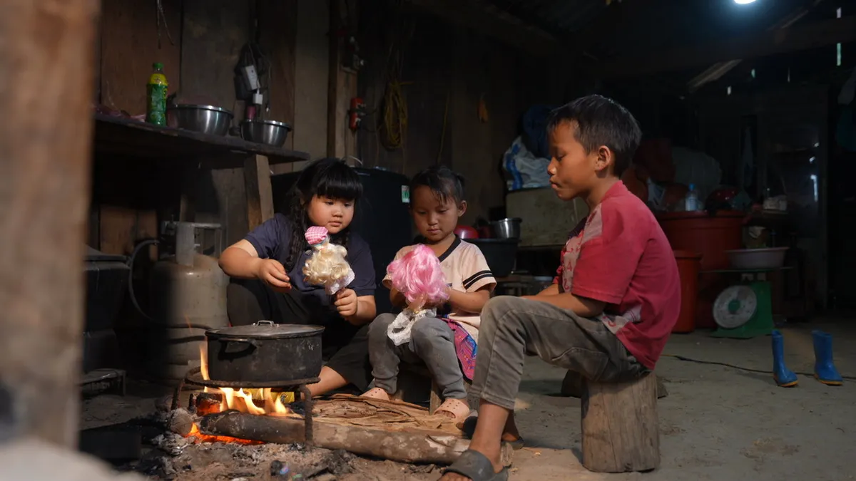 H&agrave;nh tr&igrave;nh &ldquo;Cha con vạn dặm&rdquo; tại x&atilde; Hạnh Ph&uacute;c: Khi hạnh ph&uacute;c kh&ocirc;ng đến từ những con số "triệu view" - Ảnh 3.
