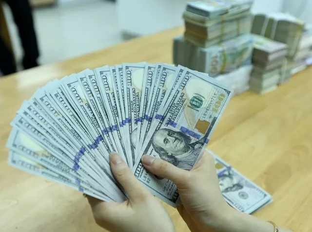 Gi&aacute; USD trong nước tăng nhẹ, thế giới hạ nhiệt khi gi&aacute; dầu giảm- Ảnh 1.
