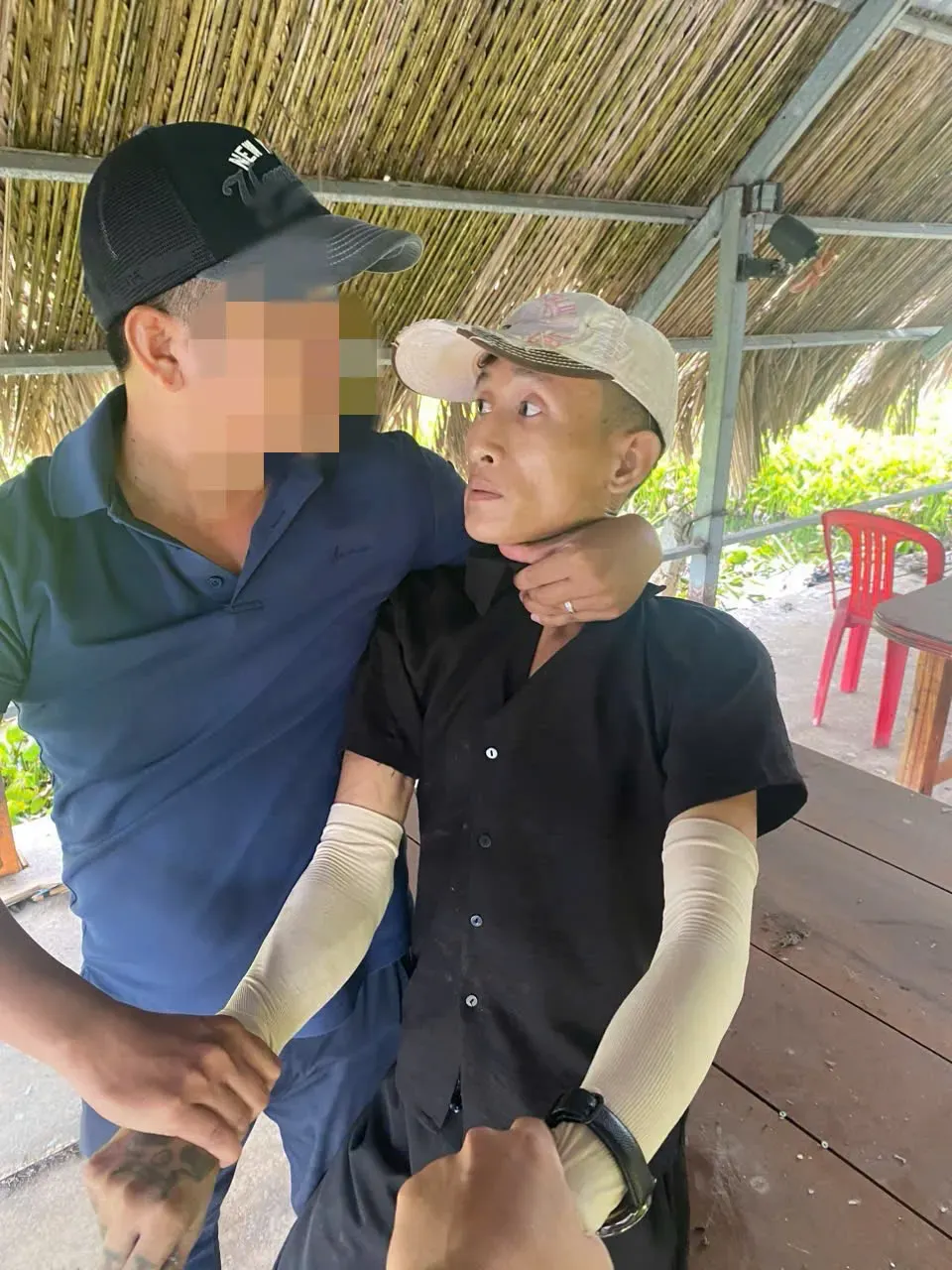 Tạm giữ đối tượng cướp giật điện thoại của du kh&aacute;ch đang quay video tr&ecirc;n biển Ph&uacute; Quốc- Ảnh 1.