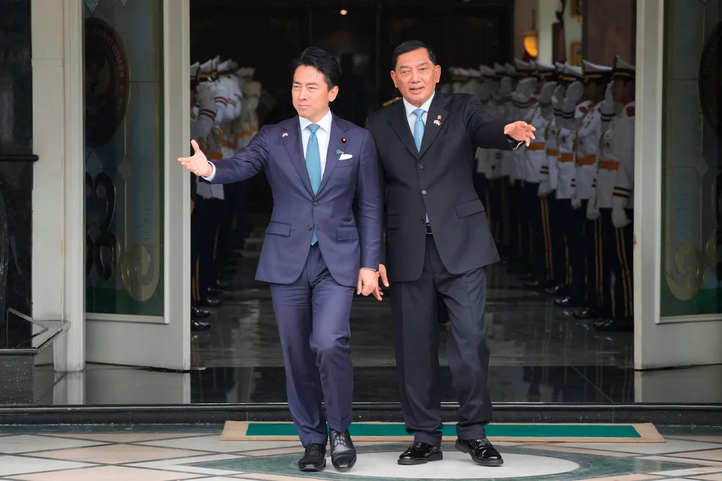 Bộ trưởng Quốc ph&ograve;ng Nhật Bản thăm Philippines, tăng cường hợp t&aacute;c an ninh - Ảnh 2.