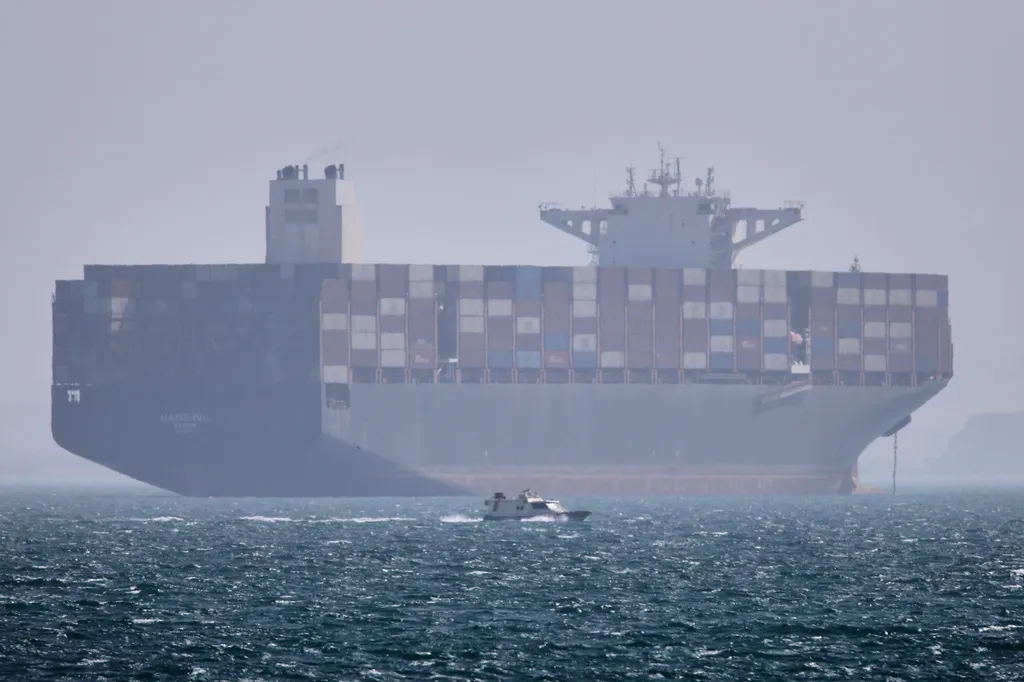 Tổng thống Trump tạm dừng chiến dịch hộ tống t&agrave;u qua eo biển Hormuz- Ảnh 1.