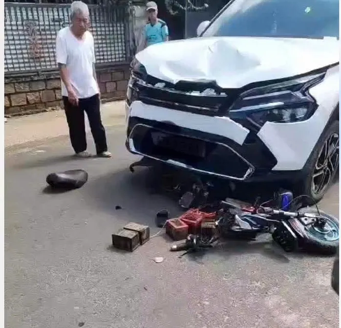 &Ocirc; t&ocirc; con va chạm xe đạp điện ở Đắk Lắk, 1 học sinh tử vong - Ảnh 1.