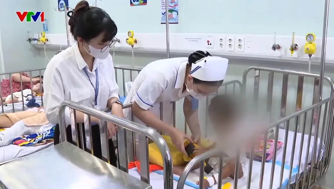 B&eacute; trai nghi bị mẹ ruột v&agrave; cha hờ bạo h&agrave;nh đ&atilde; qua cơn nguy kịch - Ảnh 1.
