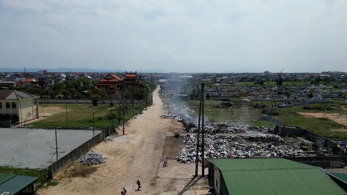 H&agrave; Tĩnh: "Ngạt thở" v&igrave; b&atilde;i r&aacute;c ch&aacute;y &acirc;m ỉ s&aacute;t khu d&acirc;n cư tại x&atilde; Lộc H&agrave;- Ảnh 2.