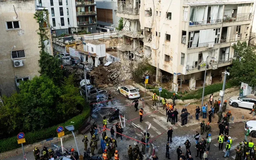 Một khu dân cư tại Tel Aviv, Israel bị trúng tên lửa của Iran ngày 24/3/2026. (Ảnh: CNN/Getty Images)
