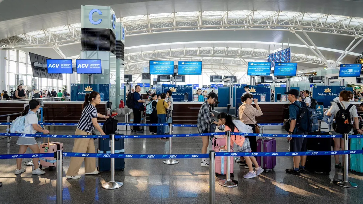 V&igrave; sao dịp nghỉ lễ 30/4-1/5 ghi nhận lượng kh&aacute;ch kỷ lục nhưng kh&aacute;ch bay nội địa lại giảm? - Ảnh 1.