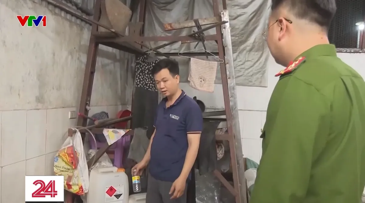Lật tẩy c&ocirc;ng nghệ sản xuất &ldquo;giấm gạo ủ men tự nhi&ecirc;n&rdquo; từ nước l&atilde; v&agrave; axit c&ocirc;ng nghiệp - Ảnh 1.