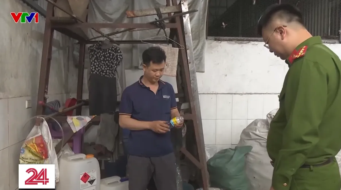 Lật tẩy c&ocirc;ng nghệ sản xuất &ldquo;giấm gạo ủ men tự nhi&ecirc;n&rdquo; từ nước l&atilde; v&agrave; axit c&ocirc;ng nghiệp - Ảnh 2.