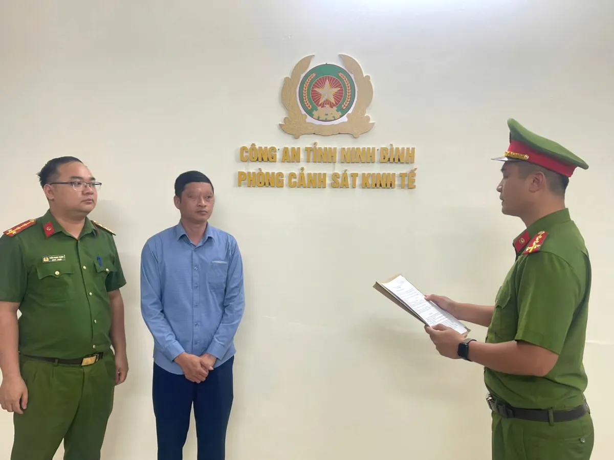 Nguy&ecirc;n c&aacute;n bộ x&atilde; ở Ninh B&igrave;nh lừa đảo, chiếm đoạt tiền từ thiện hỗ trợ người d&acirc;n - Ảnh 1.