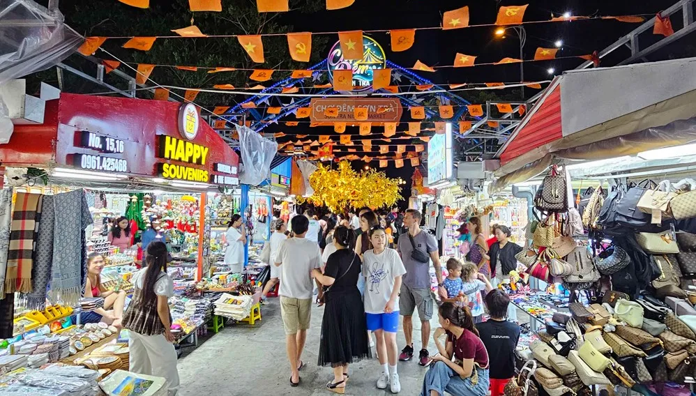 Chợ đ&ecirc;m Sơn Tr&agrave; h&uacute;t h&agrave;ng ngh&igrave;n du kh&aacute;ch mỗi tối, th&agrave;nh điểm hẹn s&ocirc;i động b&ecirc;n s&ocirc;ng H&agrave;n- Ảnh 2.