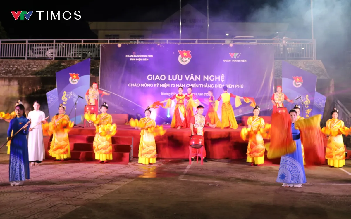  Đoàn Thanh niên Đài Truyền hình Việt Nam phối hợp với Đoàn Thanh niên xã Mường Pồn, tỉnh Điện Biên tổ chức chương trình giao lưu văn nghệ nhân kỷ niệm 72 năm Chiến thắng Điện Biên Phủ. Ảnh: Quốc Hưng