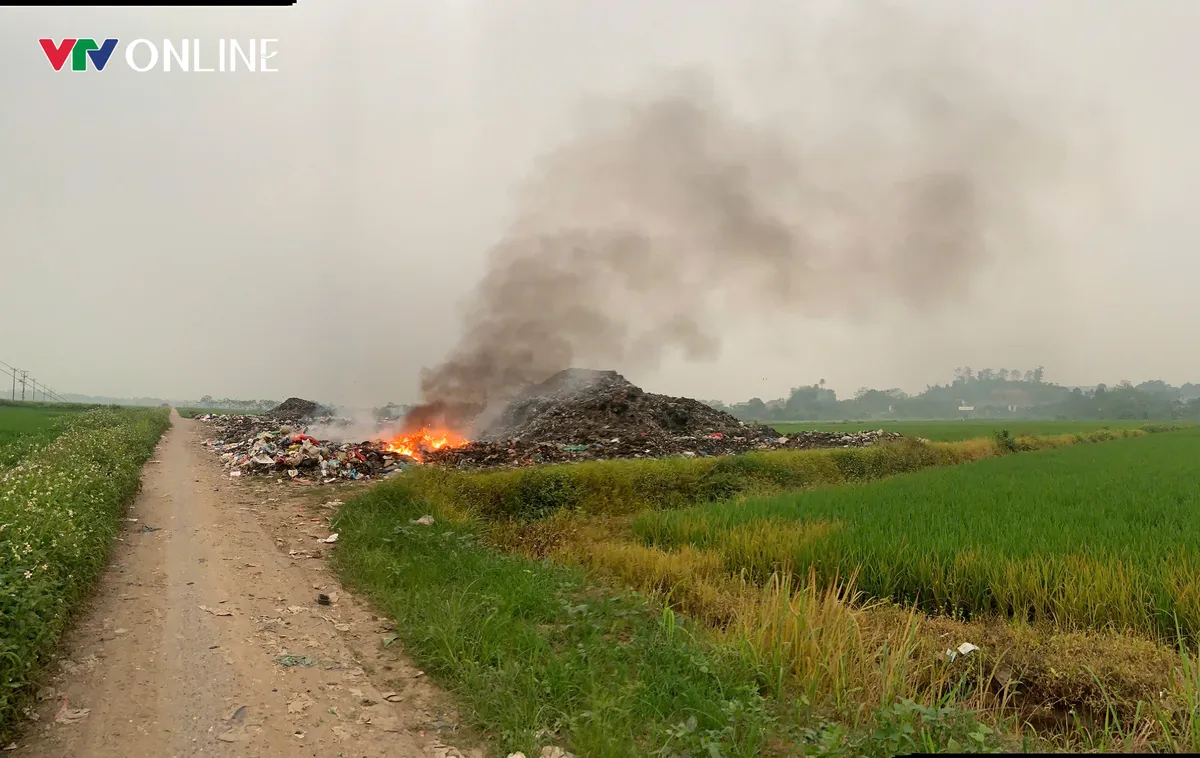 Ph&uacute; Thọ: X&atilde; Cẩm Kh&ecirc; kiểm tra, xử l&yacute; b&atilde;i r&aacute;c ảnh hưởng đến người d&acirc;n sau phản &aacute;nh của VTV Times - Ảnh 1.