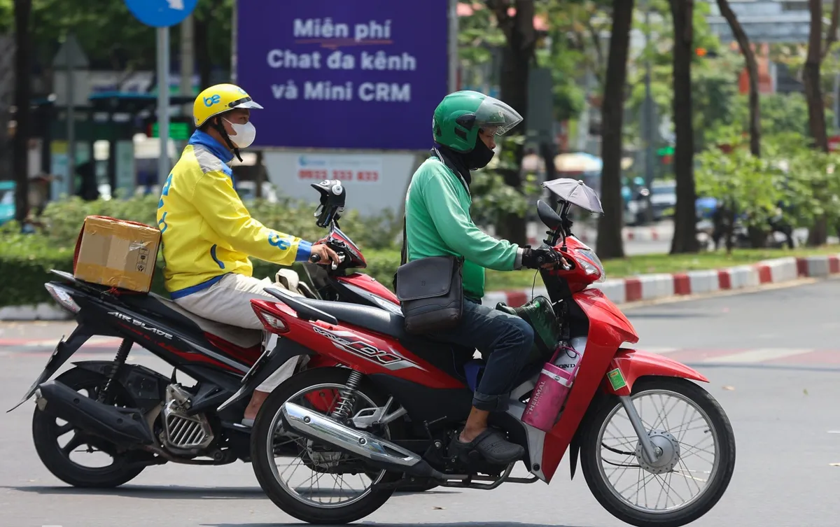 Grab, Be đồng loạt tăng ph&iacute; dịch vụ, người d&ugrave;ng gọi xe chịu th&ecirc;m g&aacute;nh nặng- Ảnh 1.
