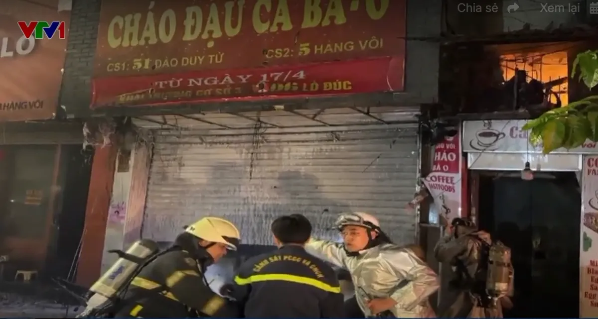H&agrave; Nội: Ch&aacute;y qu&aacute;n ch&aacute;o l&uacute;c nửa đ&ecirc;m, 4 người mắc kẹt được giải cứu- Ảnh 1.