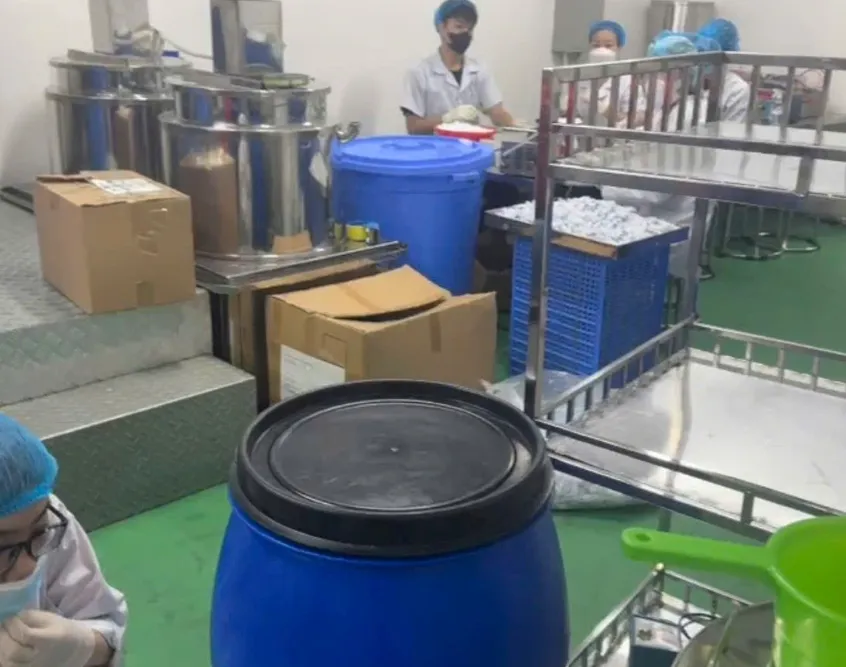 Triệt ph&aacute; cơ sở sản xuất h&agrave;ng giả quy m&ocirc; lớn n&uacute;p b&oacute;ng doanh nghiệp ở Hải Ph&ograve;ng- Ảnh 2.