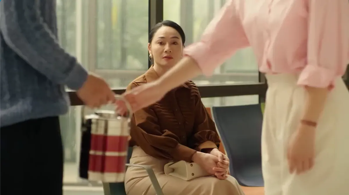Bước ch&acirc;n v&agrave;o đời - Tập 33: B&agrave; Dung tha thiết muốn nối lại t&igrave;nh xưa cho Qu&acirc;n v&agrave; Thương - Ảnh 3.