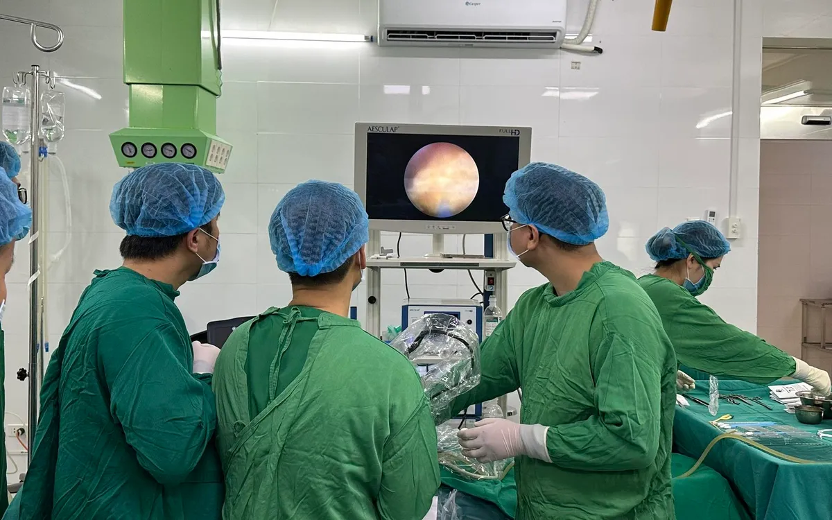 Nội soi tán sỏi cho bệnh nhân. Ảnh: BVCC