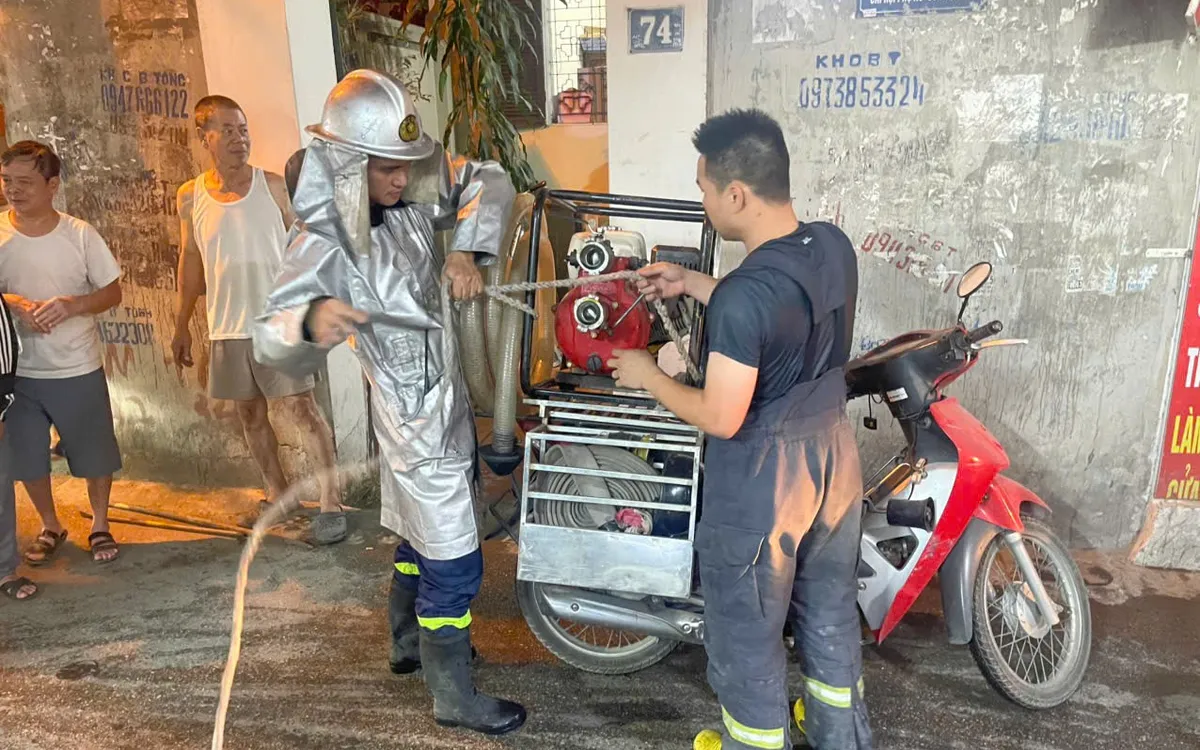Lực lượng PCCC dùng xe máy chữa cháy để dập tắt đám cháy nhà dân trong ngõ sâu. (Ảnh: CAHN)