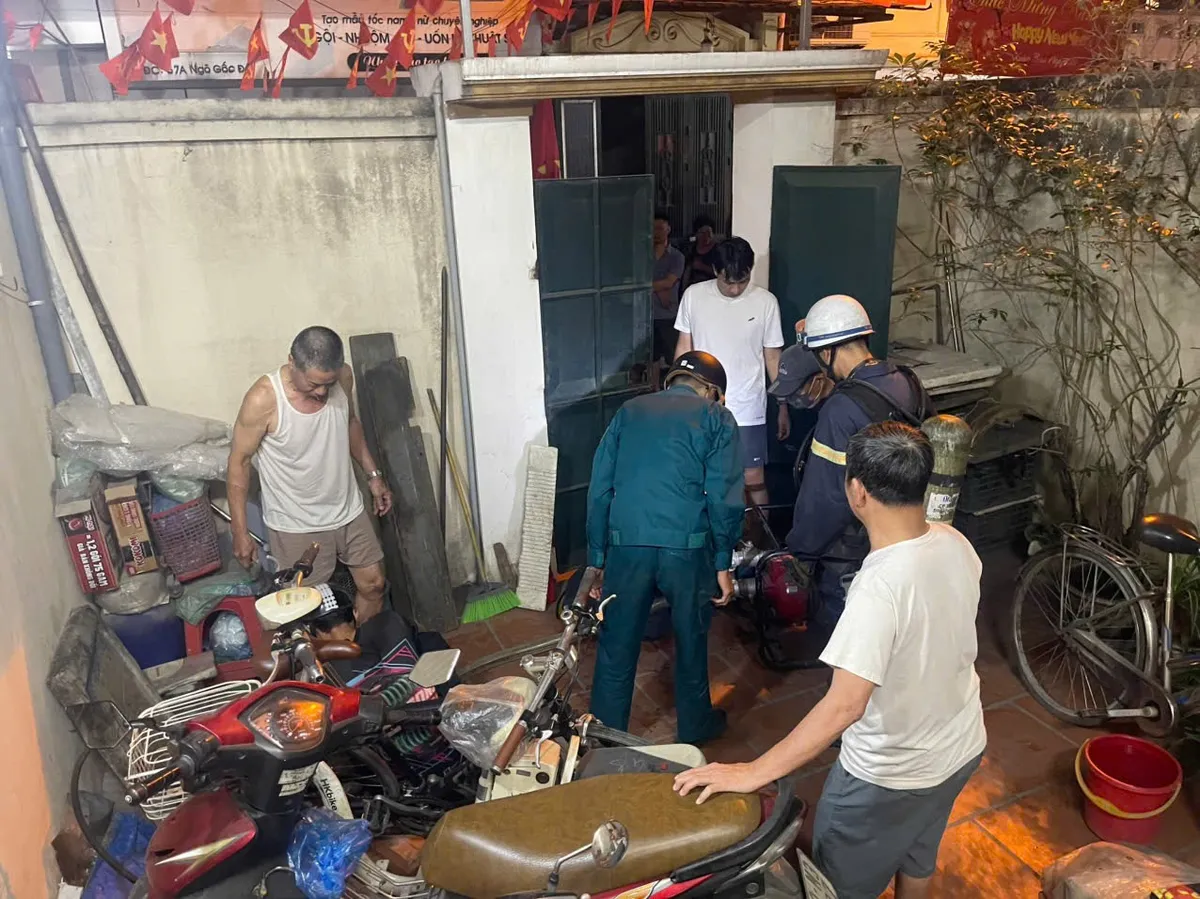D&ugrave;ng xe m&aacute;y chữa ch&aacute;y kịp thời dập tắt vụ ch&aacute;y nh&agrave; d&acirc;n trong ng&otilde; s&acirc;u - Ảnh 1.