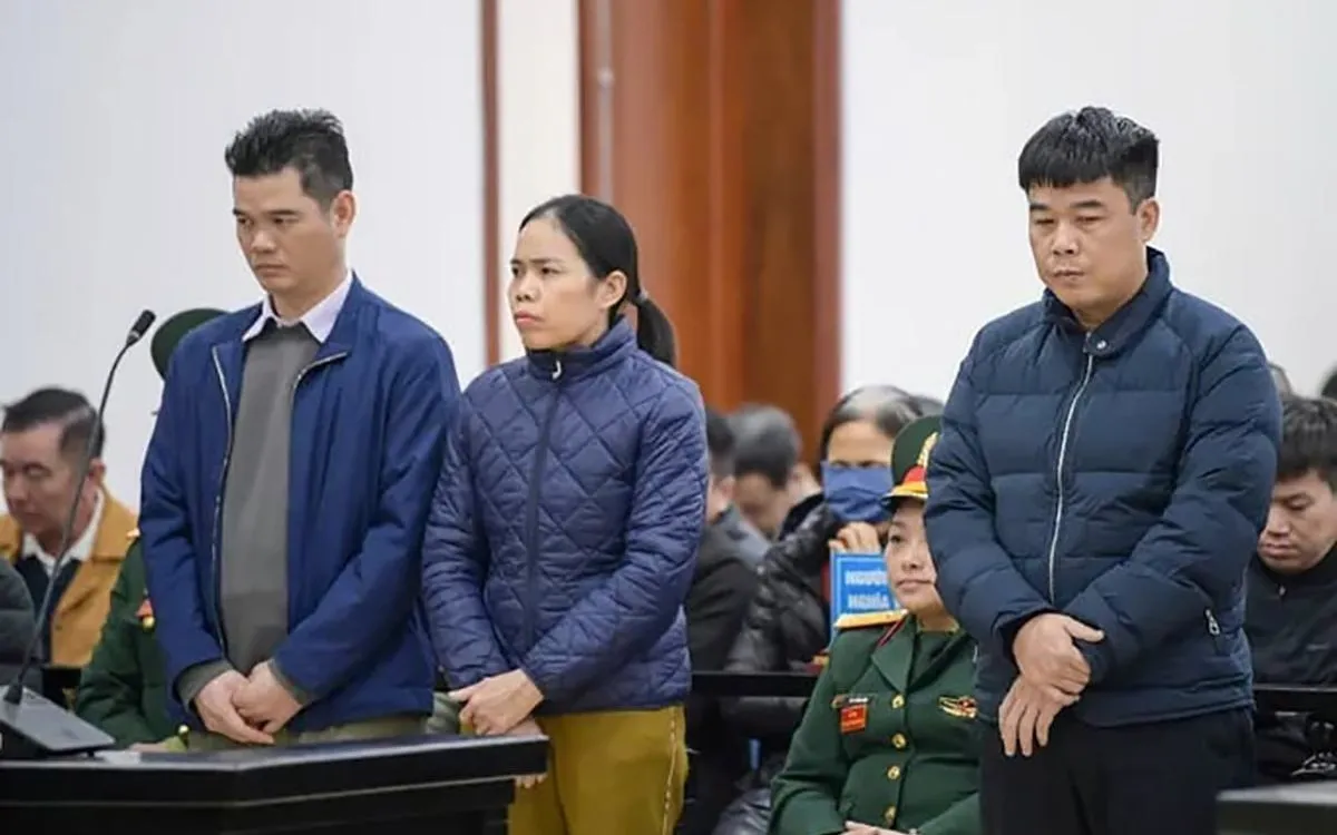 Bị cáo Nguyễn Văn Hậu (ngoài cùng bên phải) tại phiên xét xử sơ thẩm trước đó.