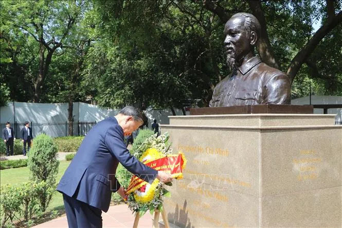 Tổng B&iacute; thư, Chủ tịch nước T&ocirc; L&acirc;m đặt v&ograve;ng hoa tại Khu tưởng niệm Mahatma Gandhi v&agrave; Tượng Chủ tịch Hồ Ch&iacute; Minh - Ảnh 2.